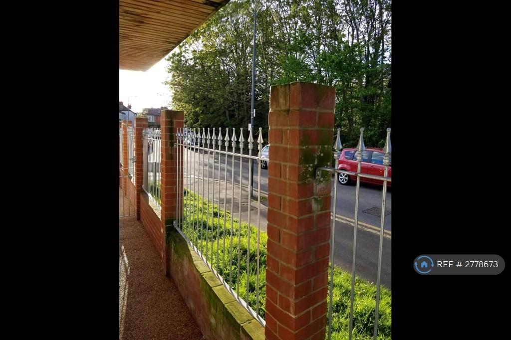 Side Return Access Via Lockable Gate &amp; Side Doors