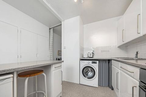 1 bedroom apartment for sale, Cheval Court, Upper Richmond Road, London, SW15