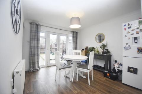 3 bedroom terraced house to rent, Abbey Road, Basingstoke RG24
