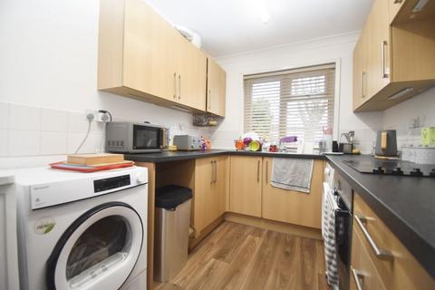 3 bedroom terraced house to rent, Abbey Road, Basingstoke RG24
