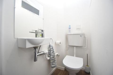 3 bedroom terraced house to rent, Abbey Road, Basingstoke RG24
