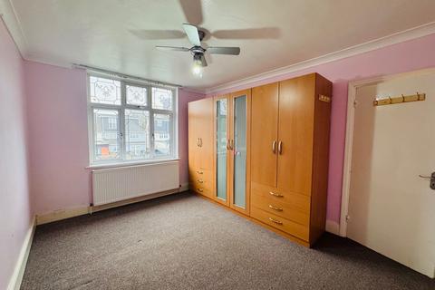 3 bedroom terraced house to rent, No Deposit Option, Westrow Drive, Barking, IG11