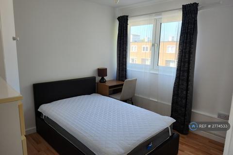 Studio to rent, Billington House, London, SW8