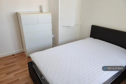 Studio to rent, Billington House, London, SW8