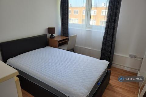 Studio to rent, Billington House, London, SW8