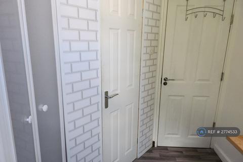 Studio to rent, Billington House, London, SW8