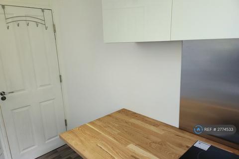 Studio to rent, Billington House, London, SW8