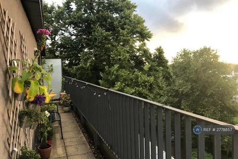 2 bedroom flat to rent, Tyrells Court, London, SE15