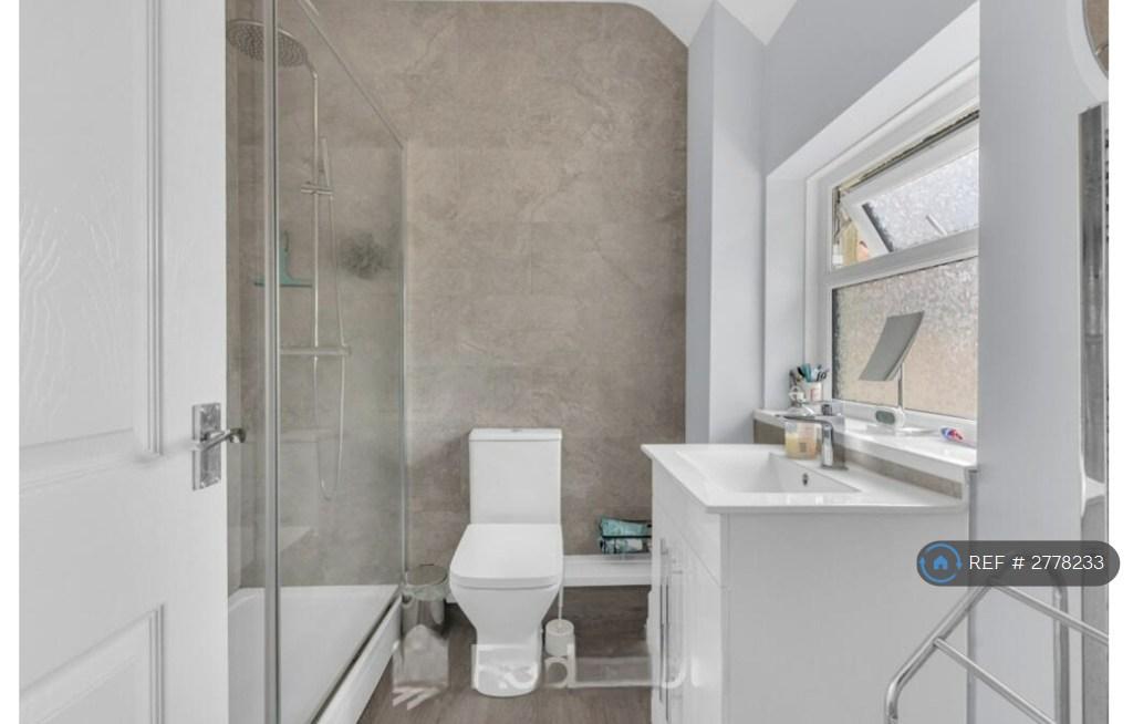 Family Bathroom Upstairs