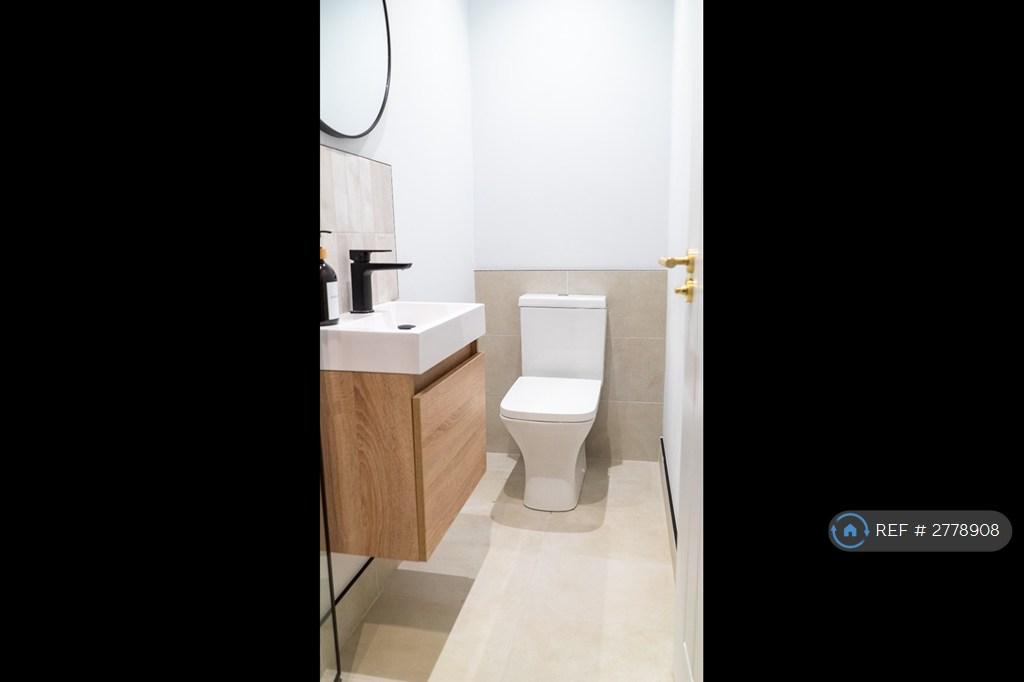 Room 4 - Ensuite