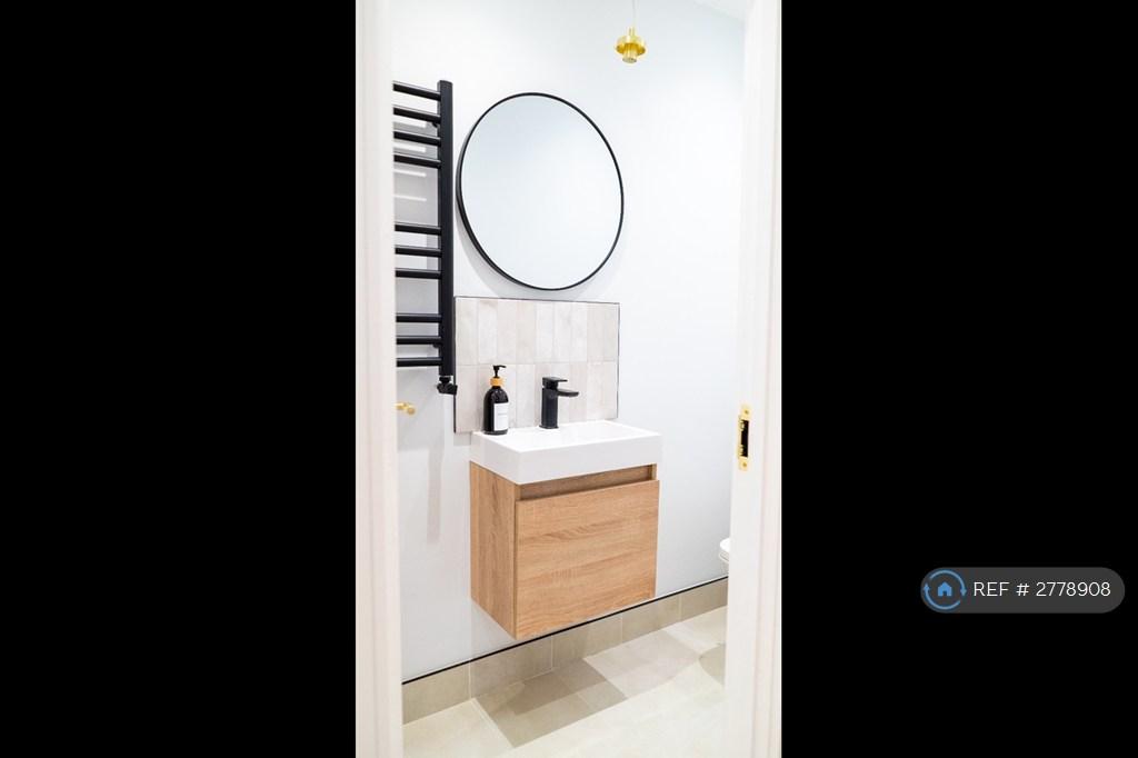 Room 4 - Ensuite