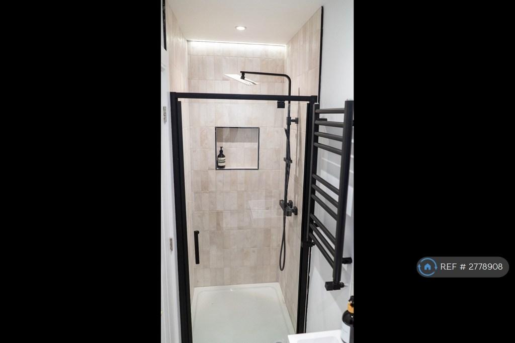 Room 4 - Ensuite