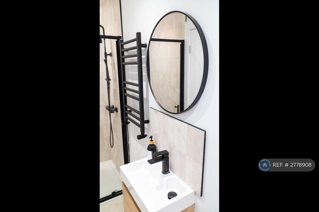Room 4 - Ensuite