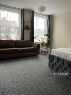 Studio to rent, High Street, Newmarket, CB8