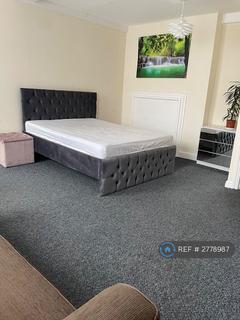 Studio to rent, High Street, Newmarket, CB8