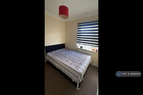 1 bedroom in a house share to rent, Runfold Avenue, Luton, LU3