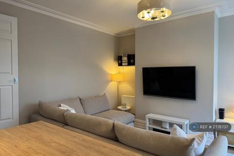 3 bedroom terraced house to rent, Knowle Avenue, Leeds, LS4