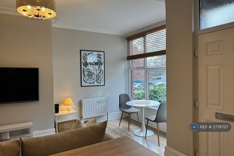 3 bedroom terraced house to rent, Knowle Avenue, Leeds, LS4