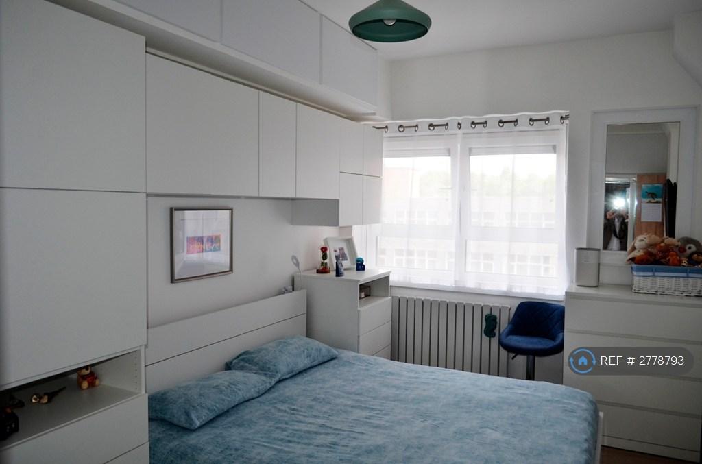 Master Bedroom (1/2)