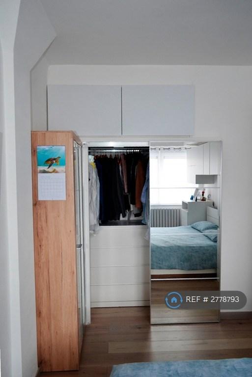Master Bedroom (2/2) - Walkin Closet