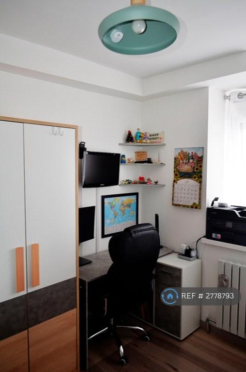 Studio / Second Bedroom (2/2)