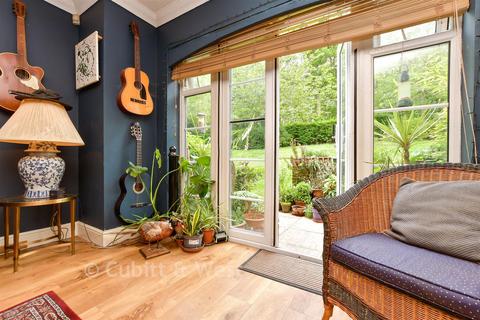 1 bedroom ground floor flat for sale, Parkside Court, Redhill RH1