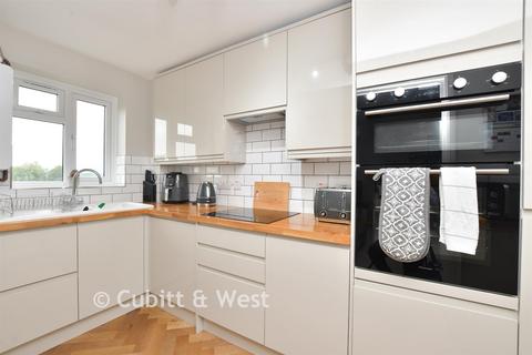 1 bedroom apartment for sale, Nightingale Court, Redhill RH1