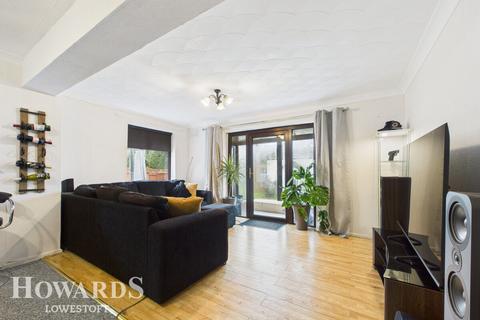 2 bedroom semi-detached bungalow for sale, Blackheath Road, Pakefield