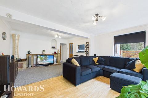 2 bedroom semi-detached bungalow for sale, Blackheath Road, Pakefield