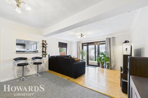 2 bedroom semi-detached bungalow for sale, Blackheath Road, Pakefield