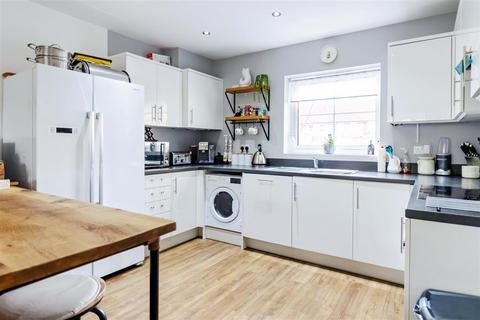 2 bedroom flat to rent, Tagalie Square, Worthing