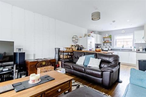 2 bedroom flat to rent, Tagalie Square, Worthing