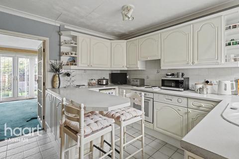 3 bedroom semi-detached house for sale, Venette Close, Rainham