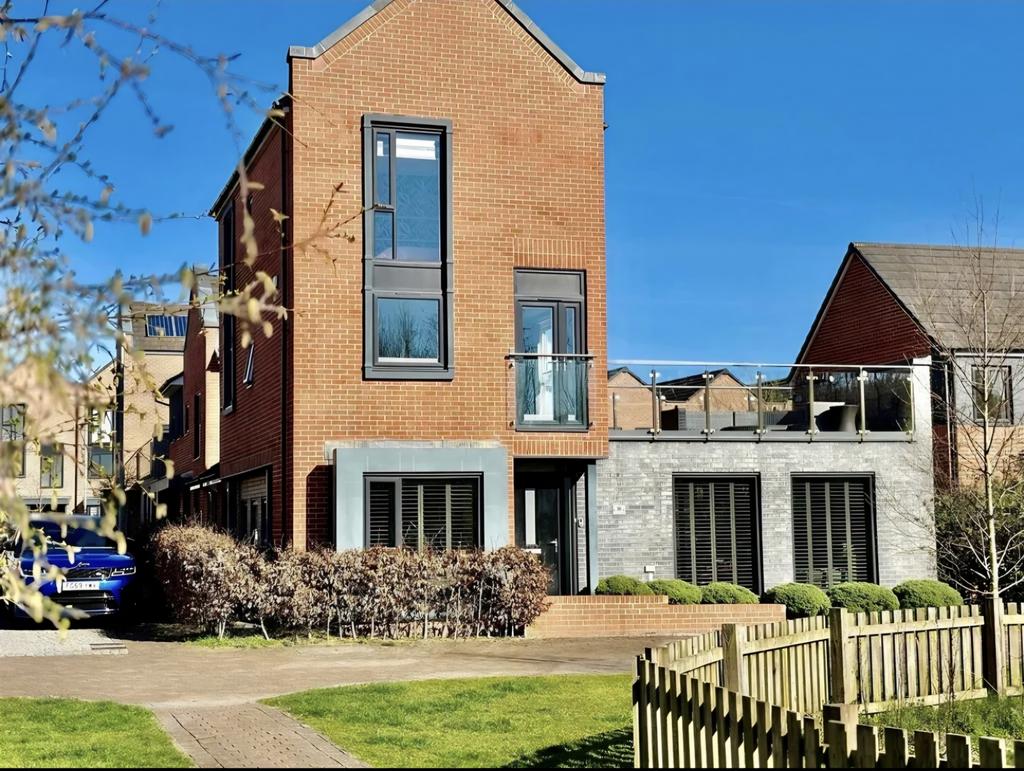 Stunning 4-Bedroom Detached Family Home with Roof