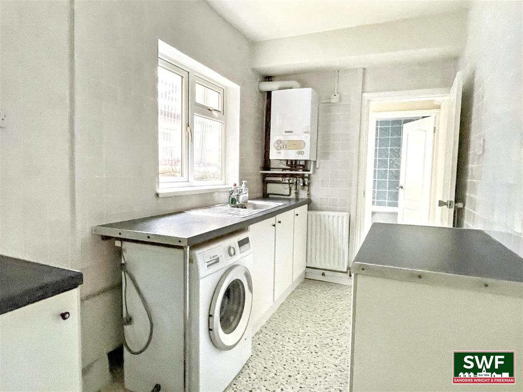 Kitchen2.jpg