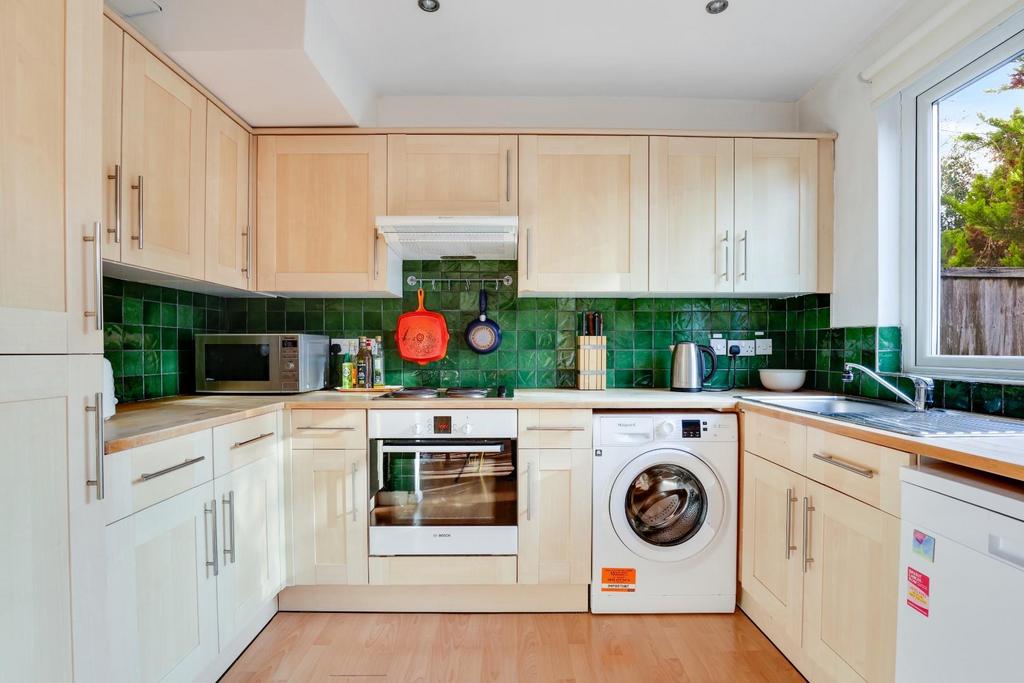 14-1206 JHProp World - 7 Longton Grove - 10.jpg