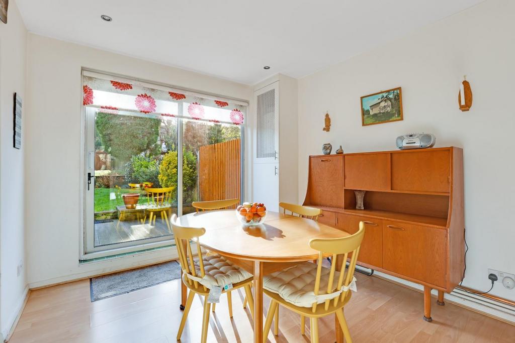 11-73e3 JHProp World - 7 Longton Grove - 1.jpg