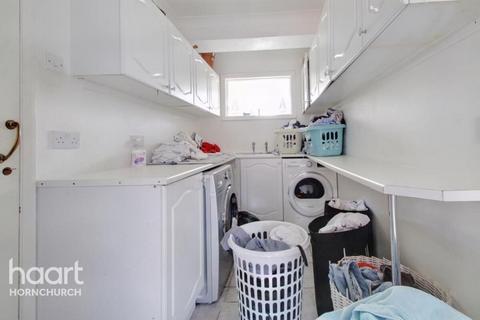 4 bedroom semi-detached house to rent, Kelburn Way, Rainham