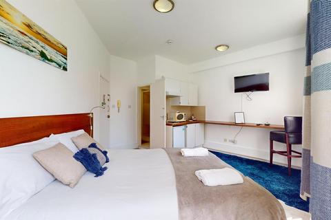 Studio to rent, Knaresborough Place, London SW5
