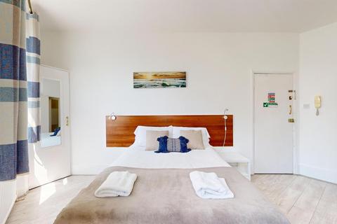 Studio to rent, Knaresborough Place, London SW5