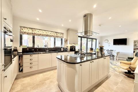 3 bedroom bungalow for sale, Balfour Close, Christchurch BH23