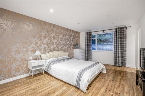 4 bedroom bungalow for sale, Cliff End, CR8