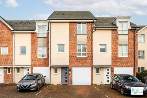 4 bedroom house for sale, Harrow Close, Addlestone KT15