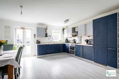 4 bedroom house for sale, Harrow Close, Addlestone KT15