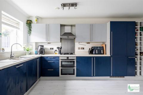 4 bedroom house for sale, Harrow Close, Addlestone KT15