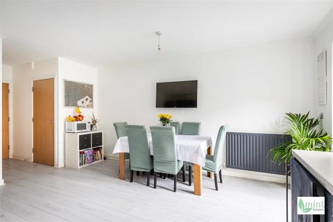 4 bedroom house for sale, Harrow Close, Addlestone KT15