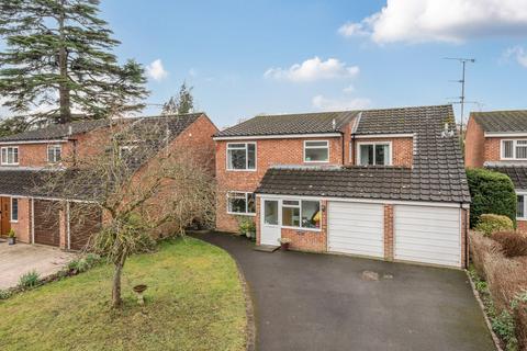 Highfield Close, West Byfleet, KT14