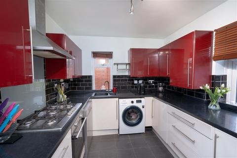 2 bedroom apartment for sale, Windsor Crescent, Leeds LS26