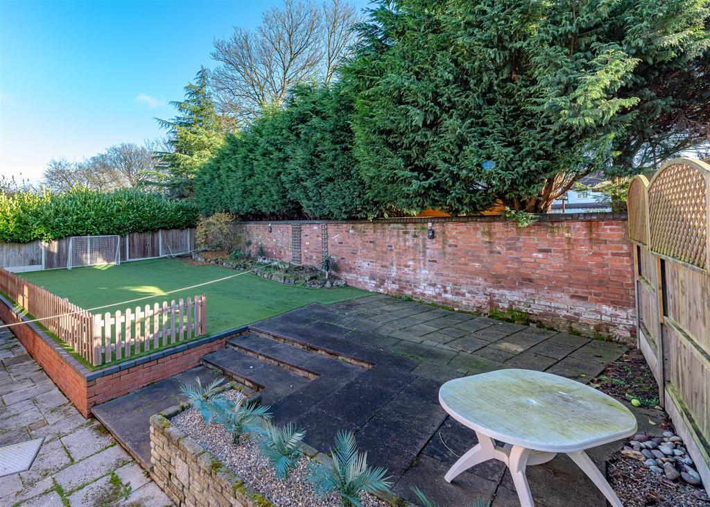 6 Redmoor Gardens-External 3.jpg