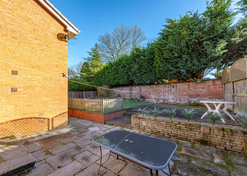 6 Redmoor Gardens-External 4.jpg